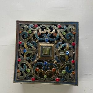 Jeweled trinket box